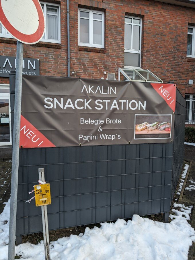 "Snack Station" mit Deppenleerzeichen und Deppenapostroph!