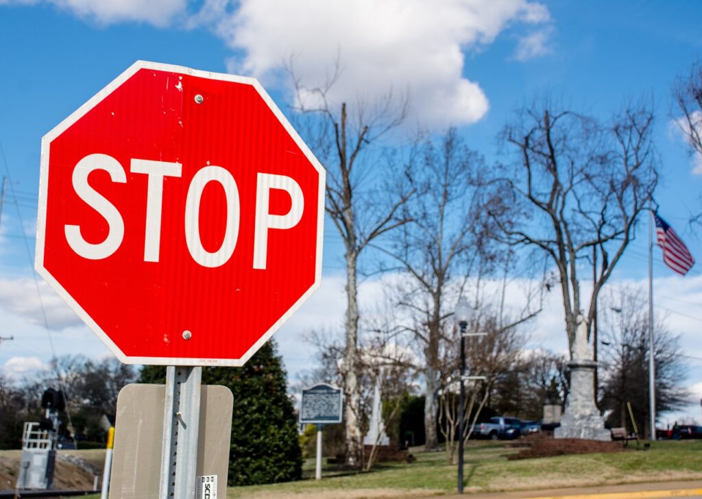 Stopp oder Stop? Die Schreibweise des Straßenschilds ist Stop mit einem "p".